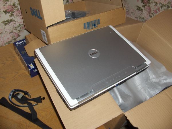 Closed Dell Inspiron 6400 fresh out of the box