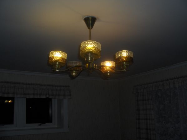 Lamp with 5 light bulbs, one of them dark