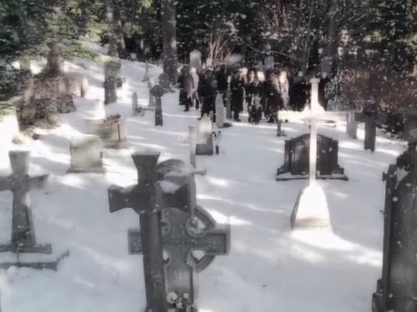 Screenshot Smallville (churchyard)