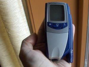 Palm sized blood glucose measurement kit